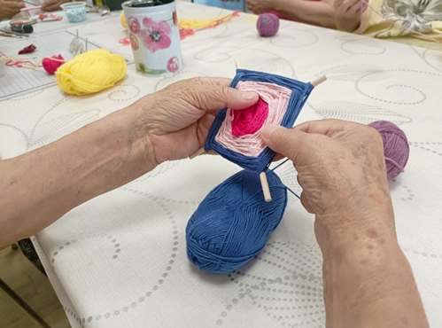 Zdjęcie_nr_10_przedstawia_zajęcia_z_arteterapii_podczas_których_seniorzy_tworzyli_makramowe_pajęczynki_z_włóczki.png