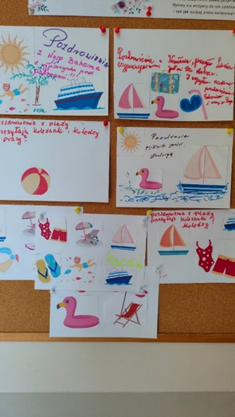 Zdjęcie_nr_19_przedstawia_wykonane_przez_klientów_DDP_pocztówki_z_wakacji_wywieszone_na_tablicy.png