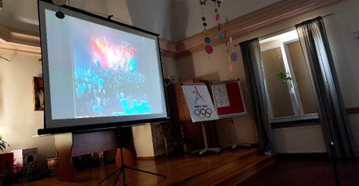 Zdjęcie_nr_3_Wyświetlanie_transmisji_zamknięcia_Olimpiady_2024_na_dużym_ekranie_w_świetlicy_DPS.png